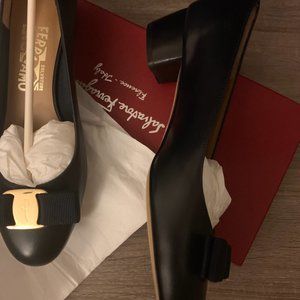 Brand NEW! Salvatore Ferragamo pump, Vara C